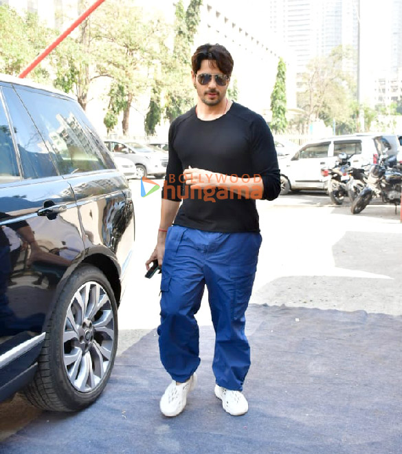 Photos: Sidharth Malhotra snapped in Andheri Photos: Sidharth Malhotra snapped in Andheri