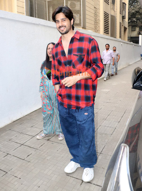 Photos: Sidharth Malhotra snapped outside the Dharma office in Khar Photos: Sidharth Malhotra snapped outside the Dharma office in Khar