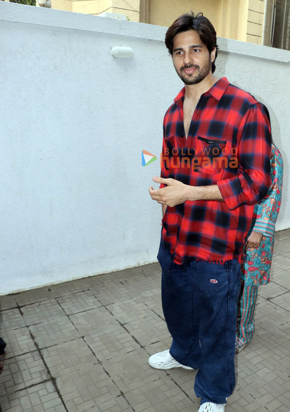 photos sidharth malhotra snapped outside the dharma office in khar 2