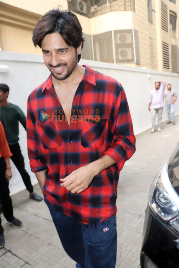 photos sidharth malhotra snapped outside the dharma office in khar 3