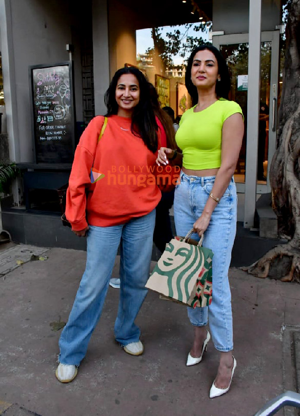 Photos: Sonal Chauhan snapped in Juhu Photos: Sonal Chauhan snapped in Juhu