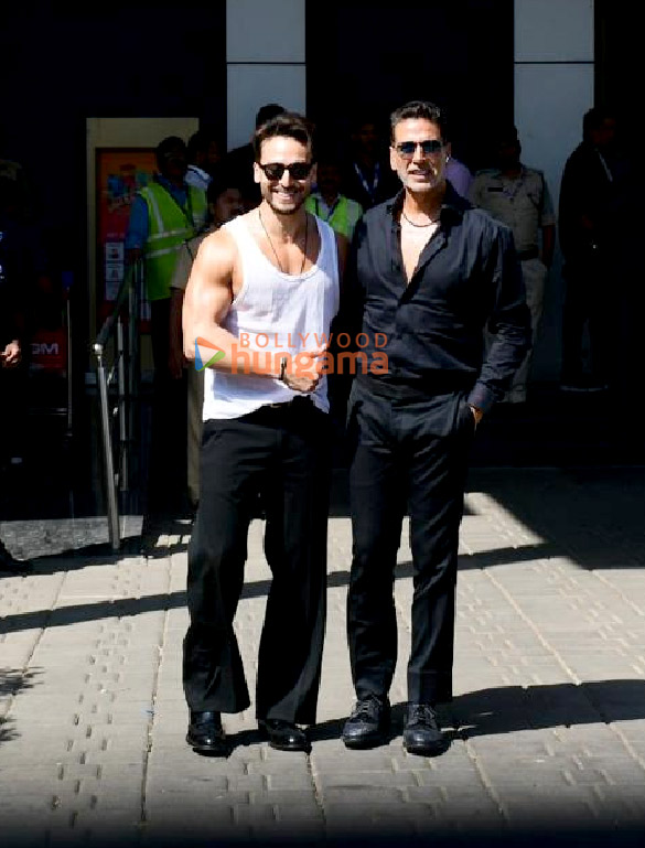 photos tiger shroff and akshay kumar snapped at kalina airport 2