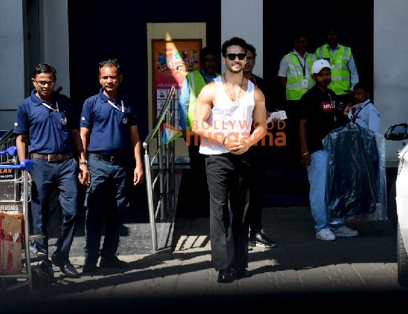 photos tiger shroff snapped at kalina airport 5