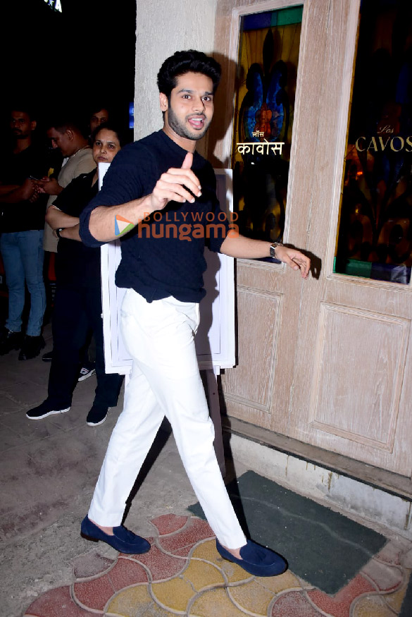 photos vaani kapoor tara sutaria shriya saran pooja hegde and others snapped at los cavos in bandra 12