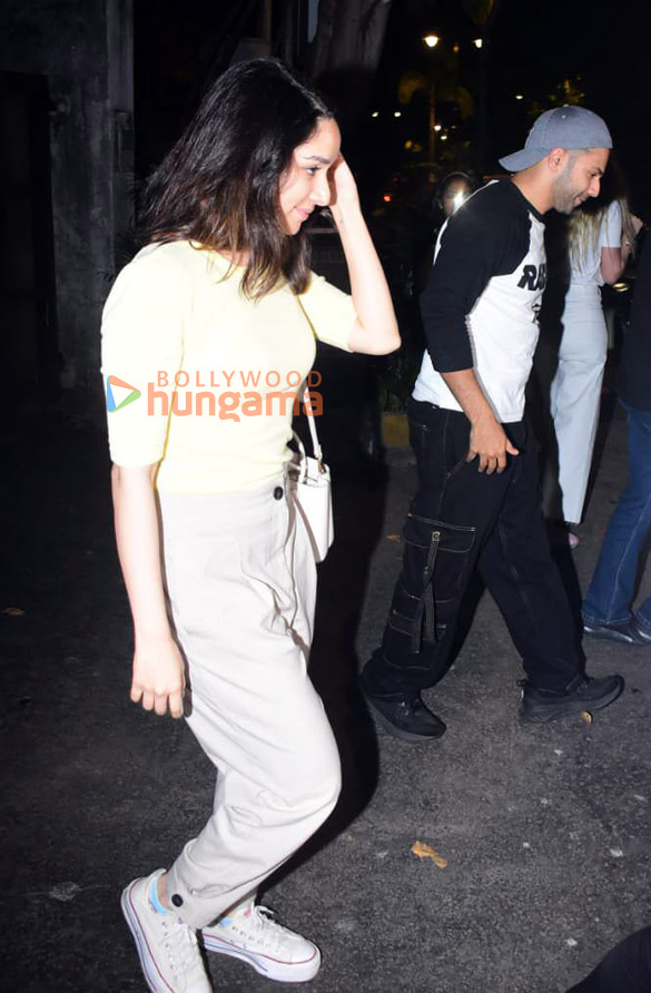 photos varun dhawan and shraddha kapoor snapped in bandra 2