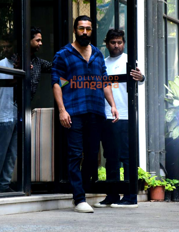 Photos: Vicky Kaushal spotted outside the Maddock office in Santacruz Photos: Vicky Kaushal spotted outside the Maddock office in Santacruz