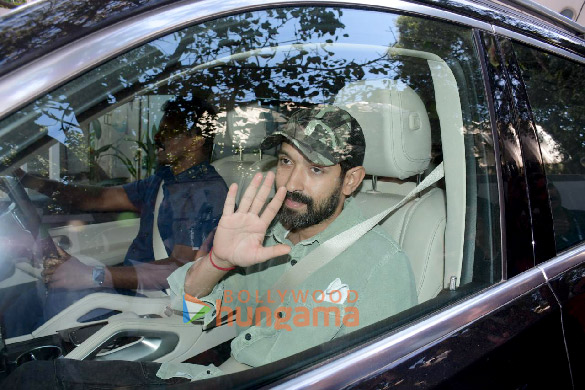 photos vikrant massey and his wife pose with their newborn baby after discharge in santacruz 2