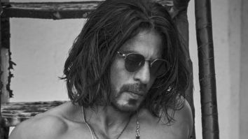 Shah Rukh Khan goes shirtless flaunting his washboard abs and leaving fans gasping for breath: “All that is good…”