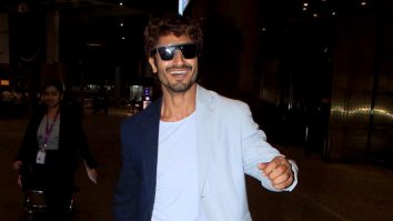 Vidyut Jammwal gets stormed by a bunch of fans at the airport