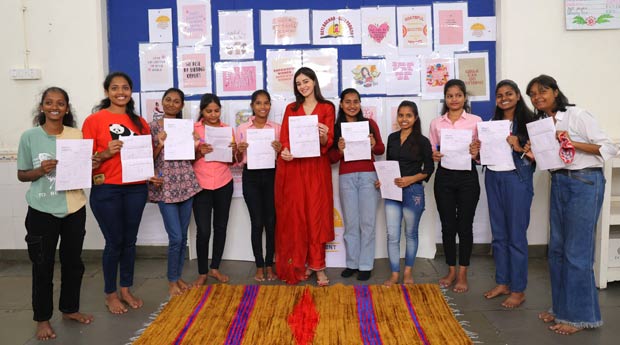 Ananya Panday spends time with children as she visits an NGO on International Women's Day 2024, see photos Ananya Panday spends time with children as she visits an NGO on International Women's Day 2024, see photos