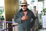 He is the cutest! Jackie Shroff poses with little kids at the airport