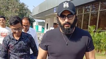 Humble as ever ! Arjun Kapoor spotted clicking selfies with his fans