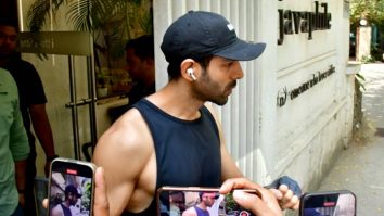 Kartik Aaryan smiles as paps request him to flaunt his perfectly carved body