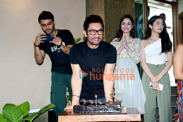 photos aamir khan cuts the cake with media on his birthday 6