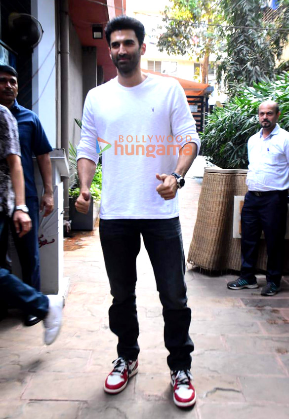 photos aditya roy kapur snapped in bandra 1 2