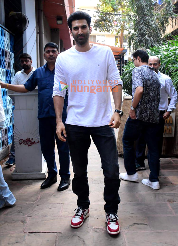 photos aditya roy kapur snapped in bandra 2 2
