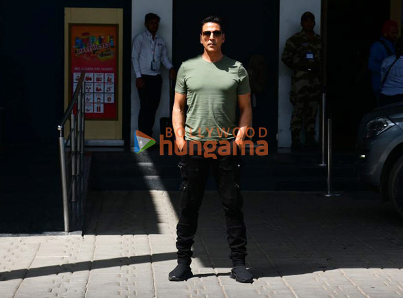 photos akshay kumar and tiger shroff snapped at kalina airport 1