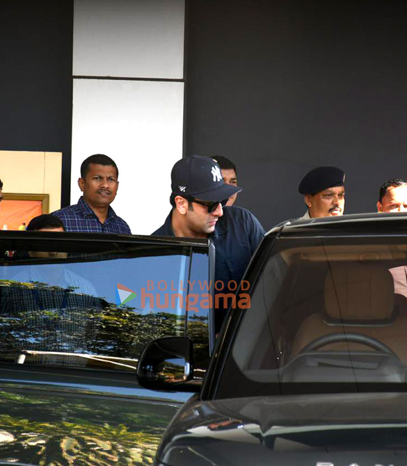 Photos Amitabh Bachchan, Abhishek Bachchan, Aishwarya Rai Bachchan and others snapped at Kalina airport (1)