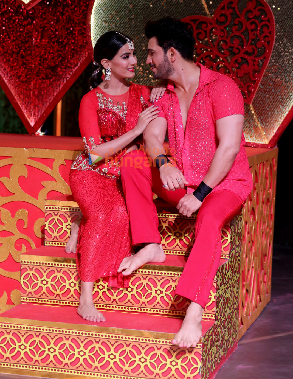 photos arjun bijlani arjit taneja sriti jha and others perform at the zee rishtey awards 4