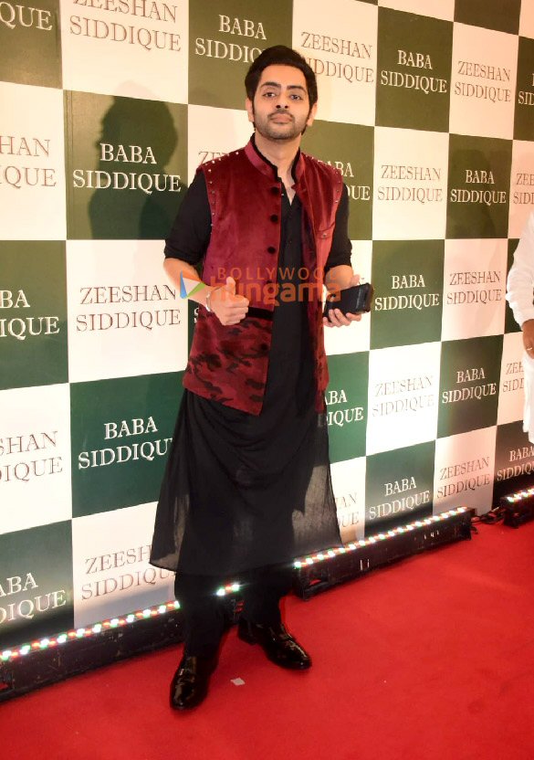 photos celebs snapped at baba siddiques iftar party 12