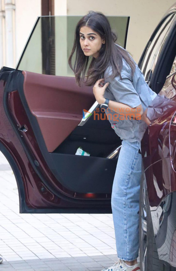 Photos: Genelia Deshmukh snapped in Bandra Photos: Genelia Deshmukh snapped in Bandra
