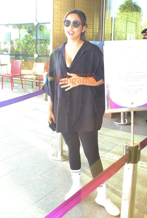 photos kajal aggarwal and neha sharma snapped at the airport 4
