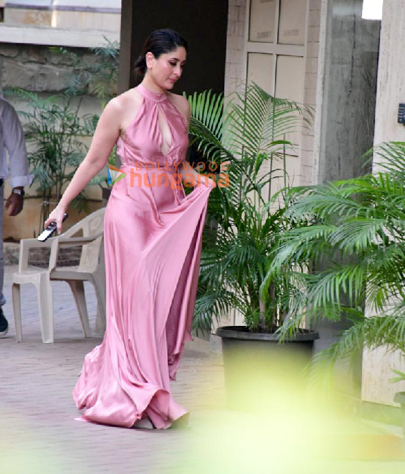 photos kareena kapoor khan snapped outside her residence in bandra 3