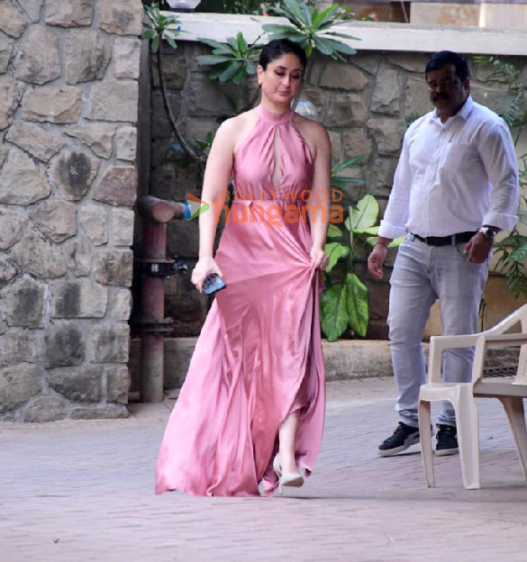 photos kareena kapoor khan snapped outside her residence in bandra 6