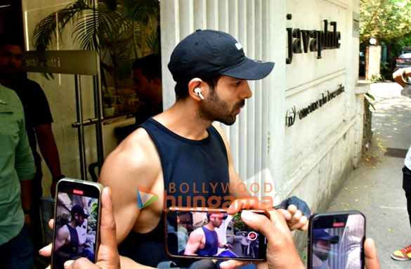 Photos: Kartik Aaryan snapped in Juhu Photos: Kartik Aaryan snapped in Juhu
