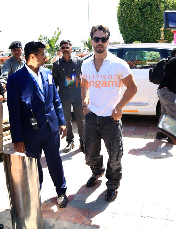 photos katrina kaif vicky kaushal ranbir kapoor alia bhatt and others snapped leaving from jamnagar airport 13