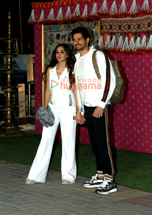 photos katrina kaif vicky kaushal ranbir kapoor alia bhatt and others snapped leaving from jamnagar airport 5