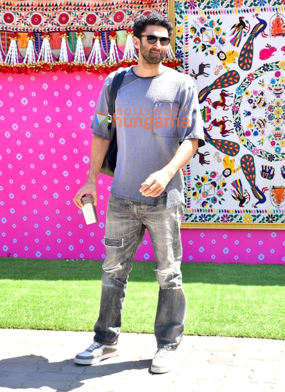 photos katrina kaif vicky kaushal ranbir kapoor alia bhatt and others snapped leaving from jamnagar airport 8 3