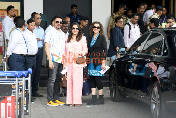 photos kiara advani sidharth malhotra ananya panday and others snapped at kalina airport as they leave for anant ambani radhika merchants wedding 6