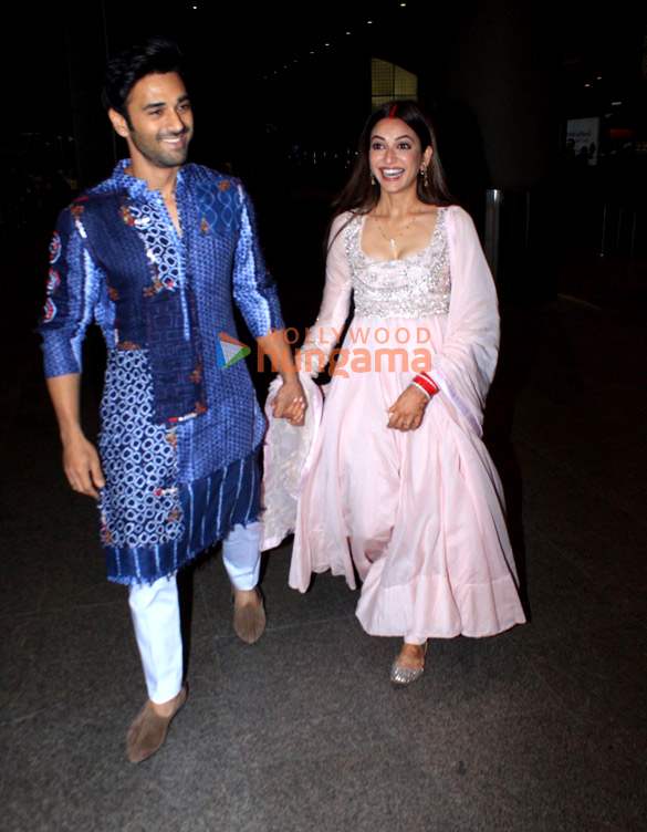 photos kriti kharbanda and pulkit samrat snapped at the airport 2