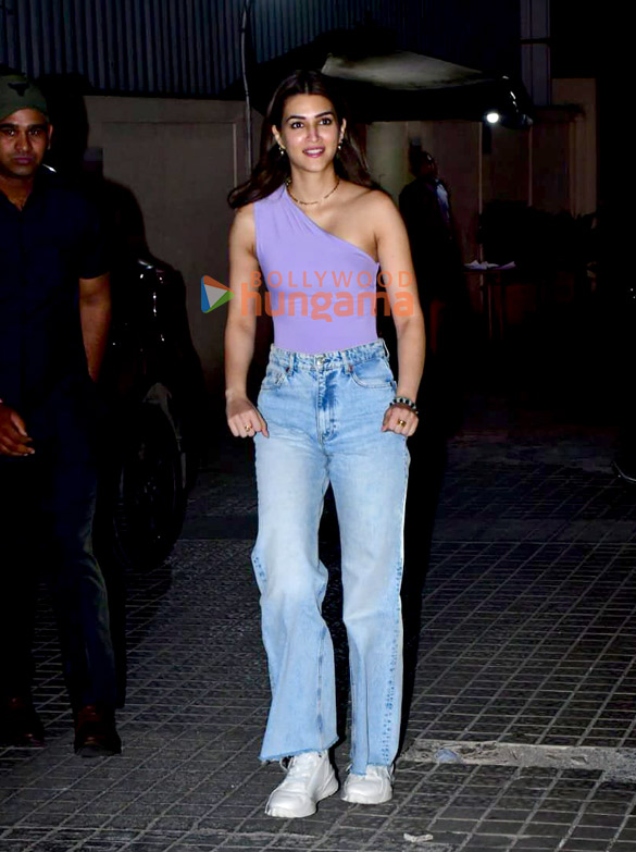 photos kriti sanon snapped at juhu pvr 4