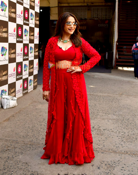 photos madhuri dixit suniel shetty and bharti singh snapped on the sets of dance deewane 4 5 4