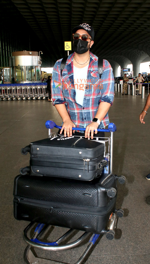 photos preity zinta neha bhasin and aly goni snapped at the airport 3
