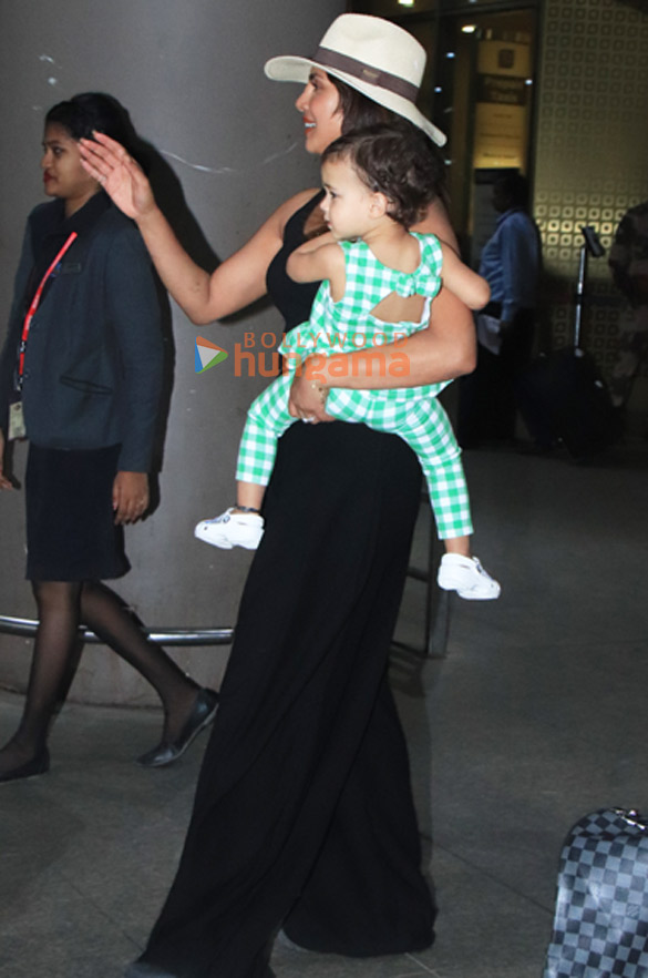 photos priyanka chopra jonas snapped with her daughter at the airport 4