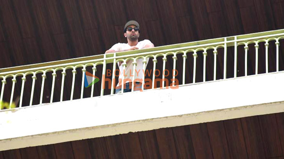 photos ranbir kapoor and alia bhatt snapped at their residence in pali hill 3