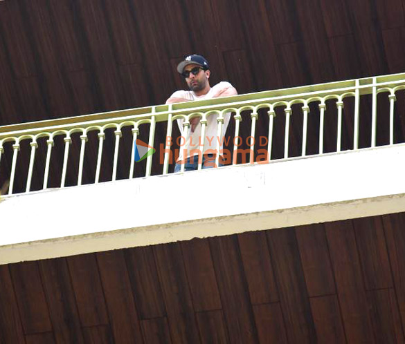 Photos: Ranbir Kapoor, Alia Bhatt and Neetu Singh snapped at their residence in Pali Hill Photos: Ranbir Kapoor, Alia Bhatt and Neetu Singh snapped at their residence in Pali Hill