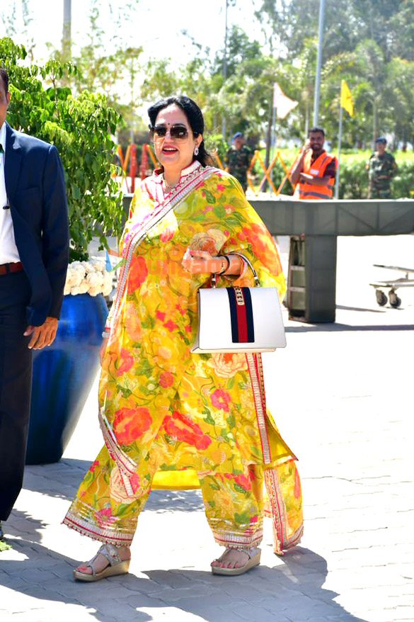 photos ranveer singh and deepika padukone among others snapped at jamnagar airport 5