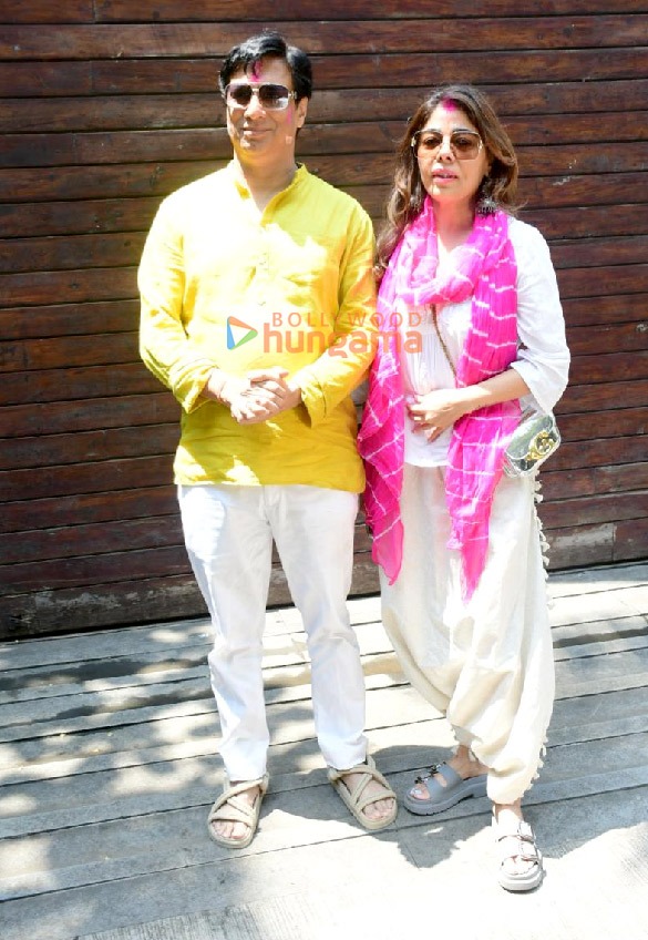 photos raveena tandon and rasha thadani along with madhur bhandarkar celebrate holi outside their residence in bandra 5