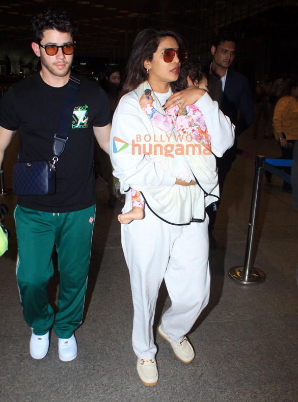 photos saif ali khan kareena kapoor khan priyanka chopra jonas and nick jonas snapped at the airport 4