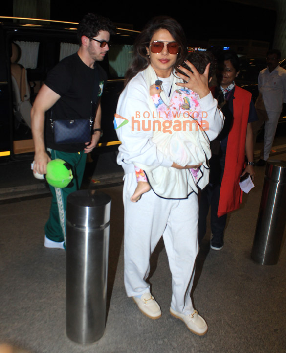 photos saif ali khan kareena kapoor khan priyanka chopra jonas and nick jonas snapped at the airport 6