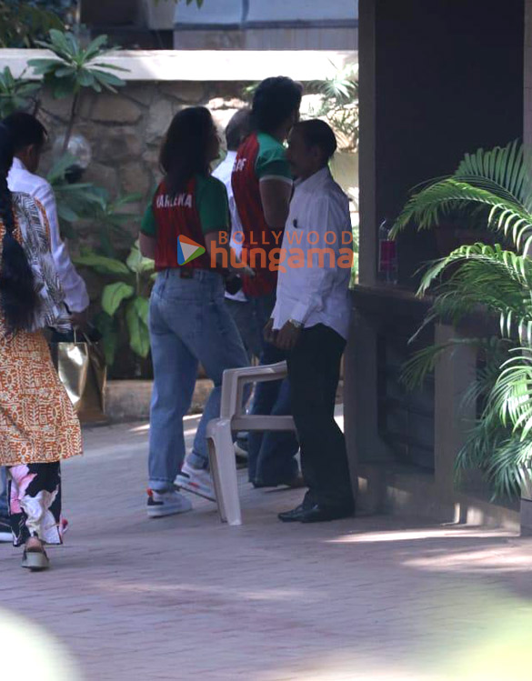 photos saif ali khan and kareena kapoor khan snapped in bandra 2 6