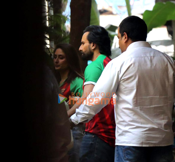 Photos: Saif Ali Khan and Kareena Kapoor Khan snapped in Bandra Photos: Saif Ali Khan and Kareena Kapoor Khan snapped in Bandra