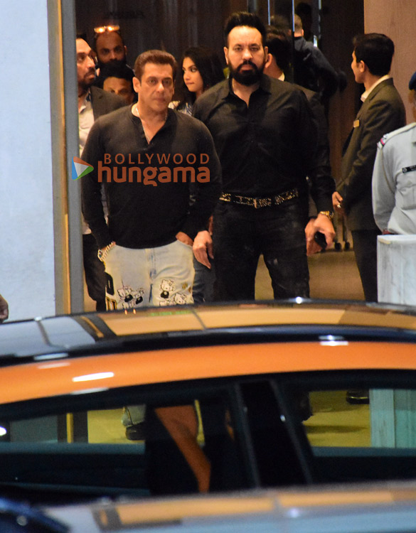 Photos: Salman Khan, Shah Rukh Khan and Ranveer Singh snapped at Kalina airport Photos: Salman Khan, Shah Rukh Khan and Ranveer Singh snapped at Kalina airport