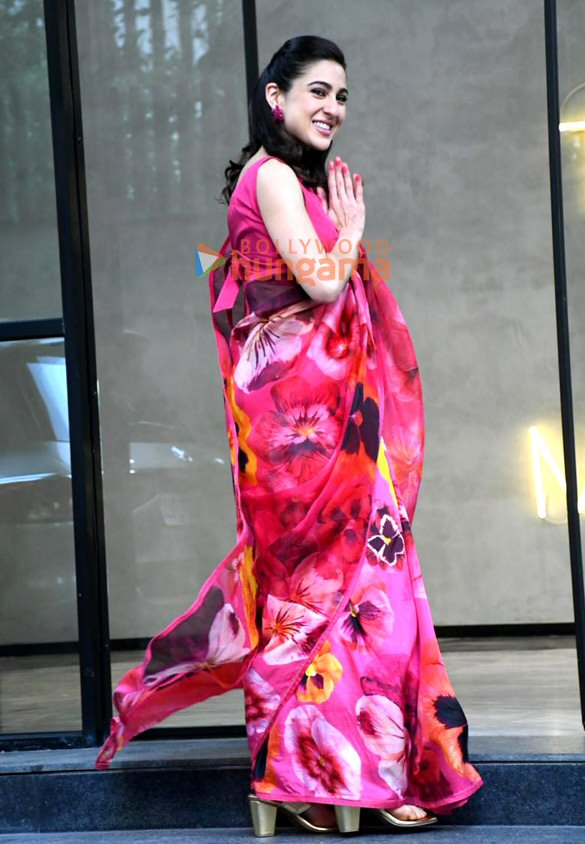 Photos: Sara Ali Khan snapped promoting Ae Watan Mere Watan Photos: Sara Ali Khan snapped promoting Ae Watan Mere Watan