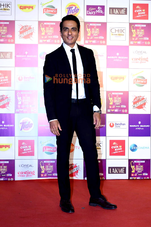 photos shah rukh khan bobby deol sanjana sanghi and others snapped at zee cine awards 2024 20