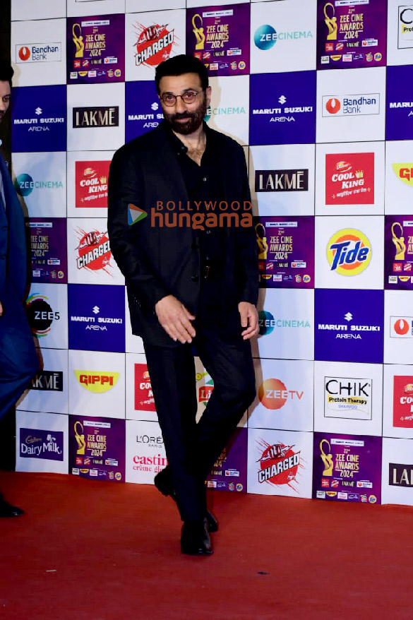 photos shah rukh khan bobby deol sanjana sanghi and others snapped at zee cine awards 2024 34